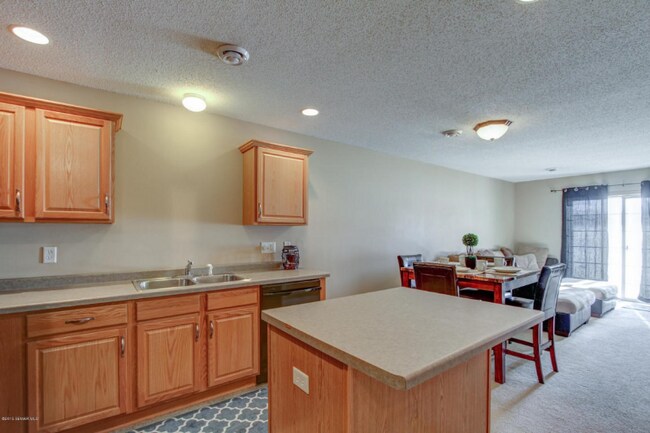 Building Photo - 566 Pointe Ct SW