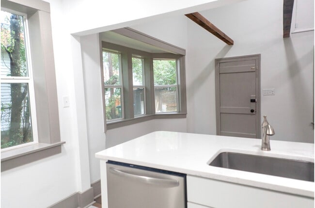 Building Photo - 109 E Carolina Ave