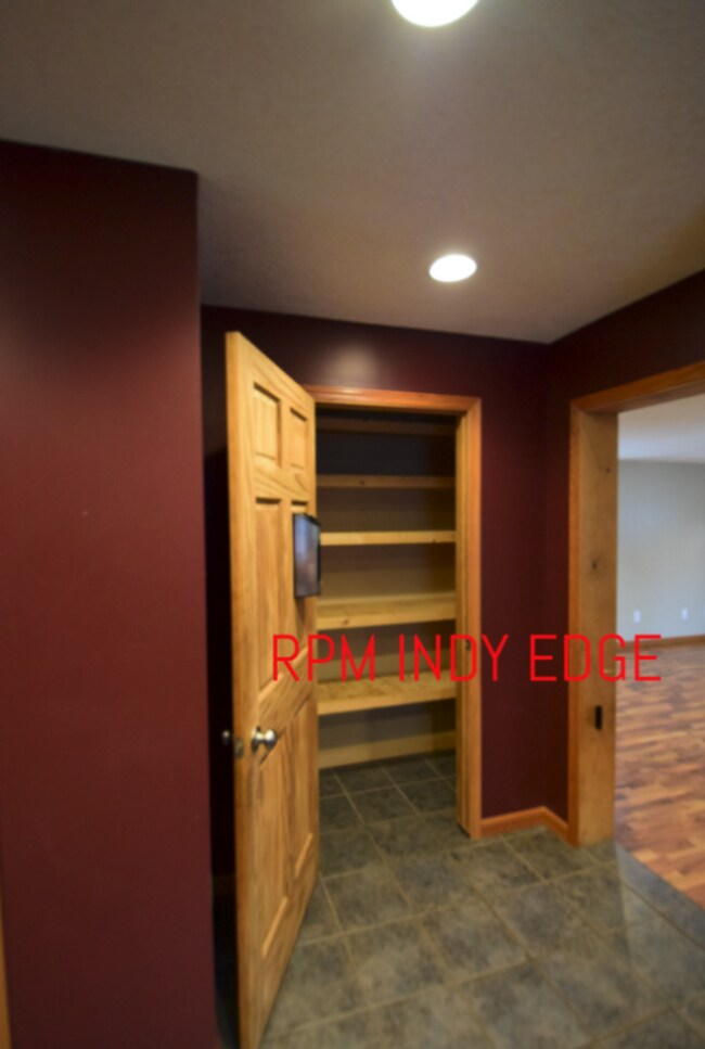 Building Photo - Spacious 3 Bed 1.5 Bath - Large Corner Lot...