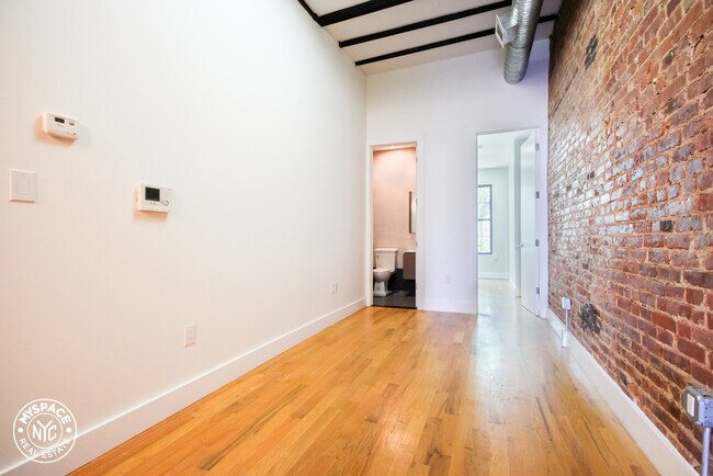 Foto del edificio - 17-15 Greene Ave