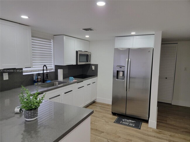 Building Photo - 9371 Fontainebleau Blvd