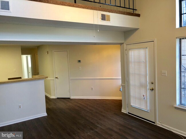Building Photo - 1617 Carriage House Terrace