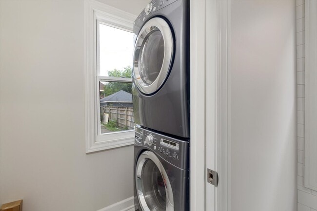 Building Photo - 1456 Virginia Park St