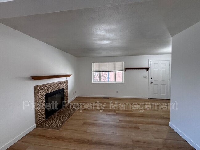 Foto del edificio - 600 NE Flagstone Ln