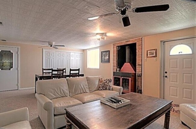 Foto del edificio - 8705 Township Ct