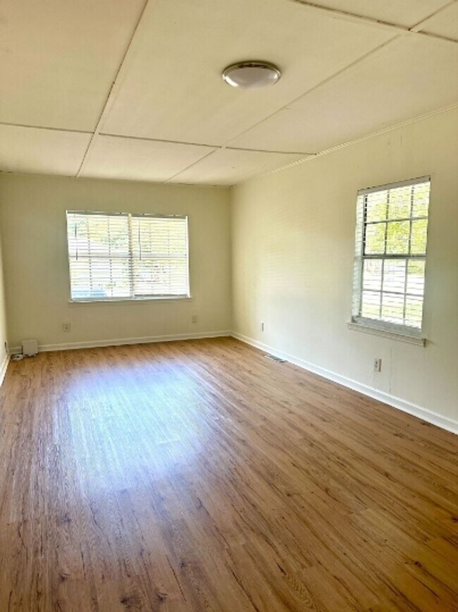 Building Photo - Bright & Airy 3-Bedroom home with Bonus Den