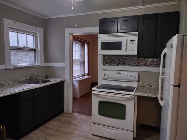 Kitchen - 14 Edward Ave