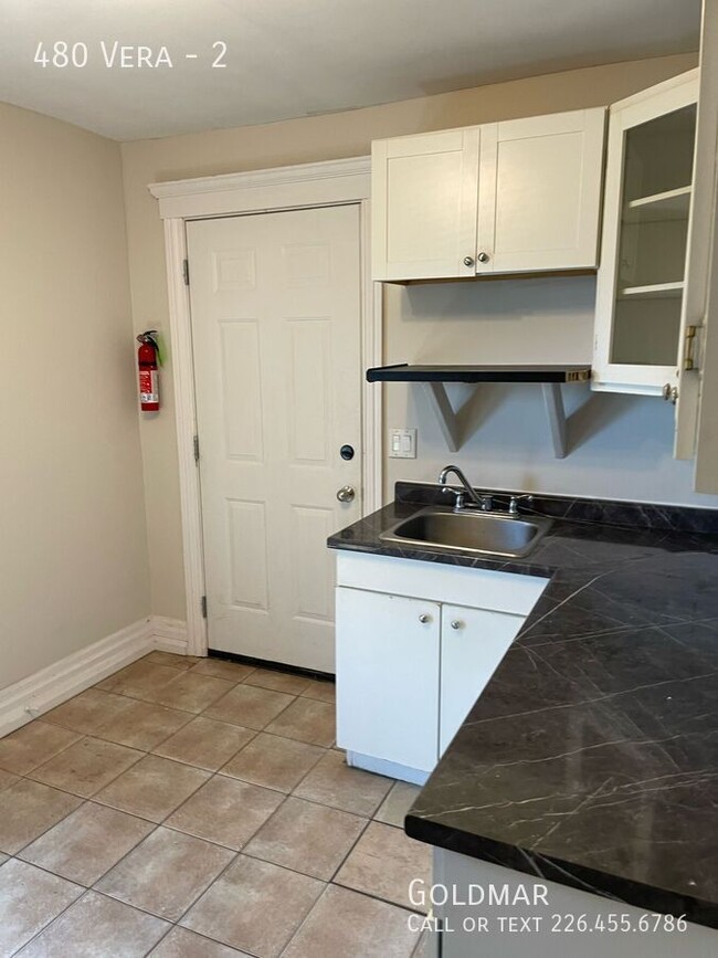 Photo du bâtiment - Beautiful Two Bedroom Upper Unit
