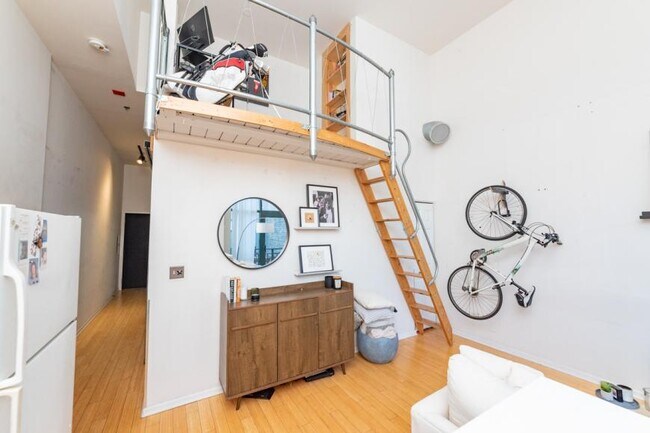 Building Photo - 1 bedroom in Chicago IL 60654