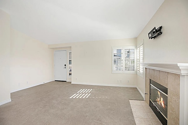 Building Photo - Unit 28E