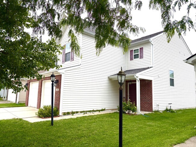 Building Photo - 2467 Middle View Dr