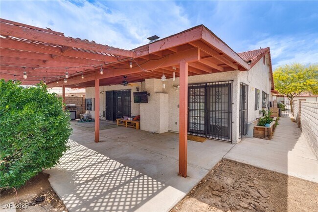 Foto del edificio - 5242 Dickens Dr