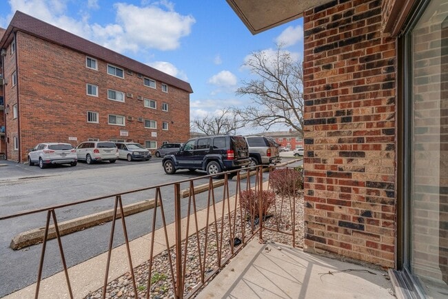 Building Photo - 7117 W 93rd St