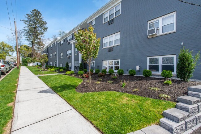 Foto del edificio - Woodland Hills Manor: In-Unit Washer & Dryer, Heat, Gas, Hot & Cold Water Included, and Cat & Dog...