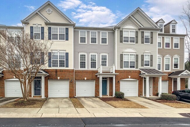 Building Photo - Large Townhome with 1 Car Garage - Great L...