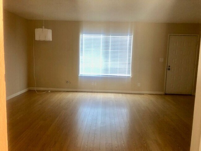 Building Photo - Charming 3 bedroom, 2.5 bath Townhome in C...