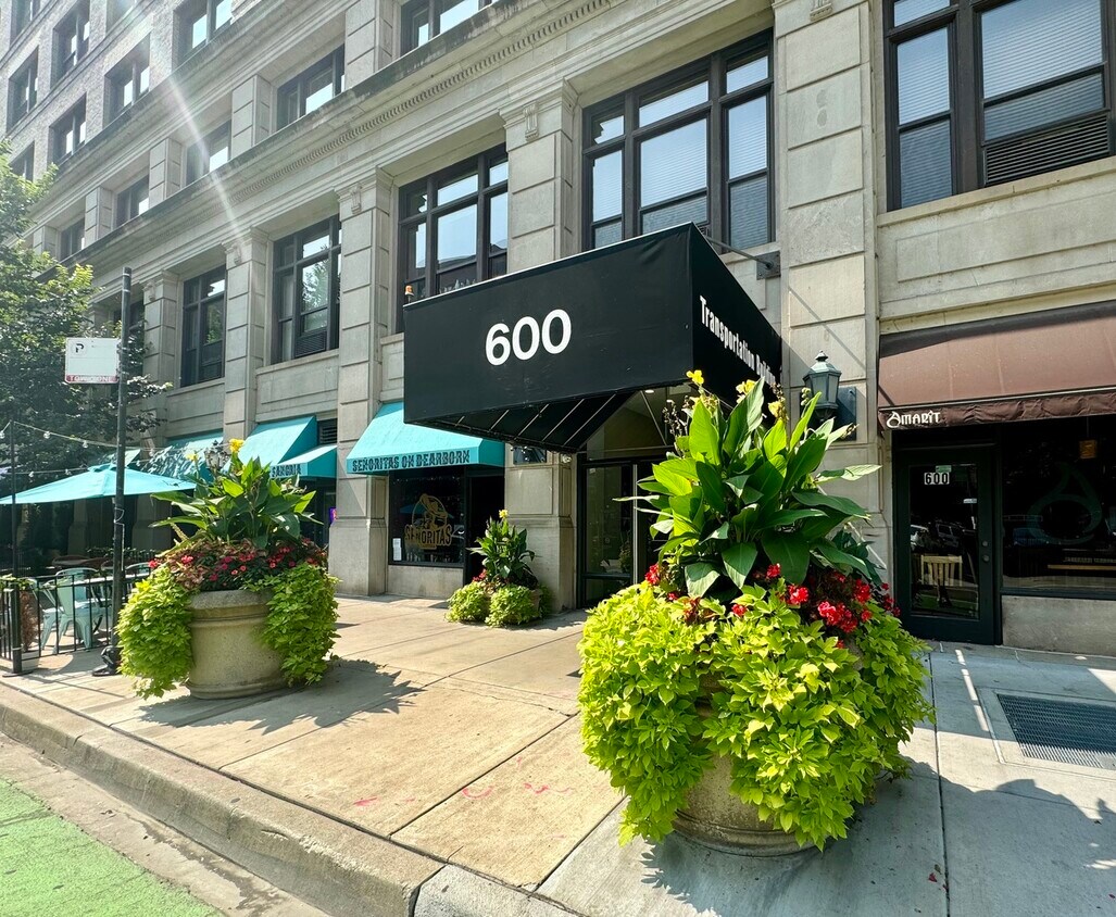 Primary Photo - 600 S Dearborn St