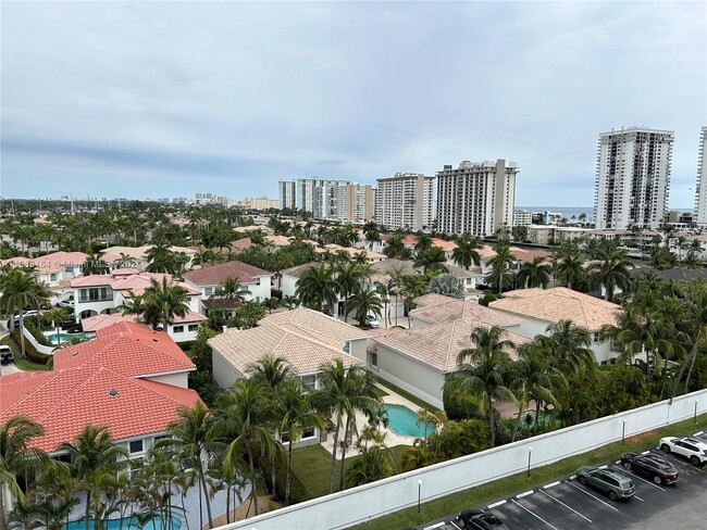 Building Photo - 1000 Parkview Dr