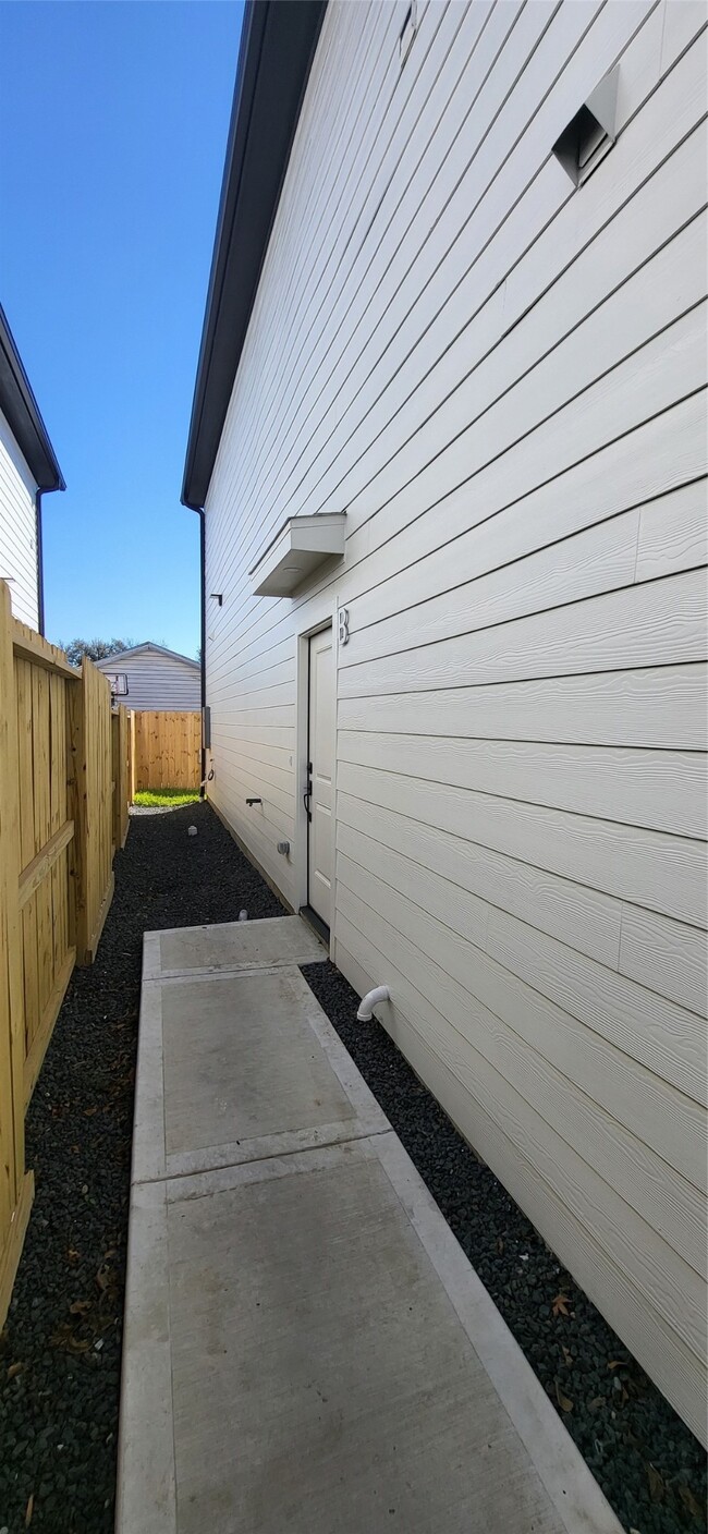 Building Photo - 1033 North Ln