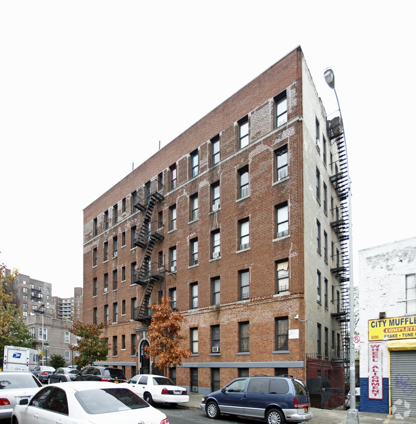The Apartments at 12 E Clifford Place - 12 E Clifford Pl