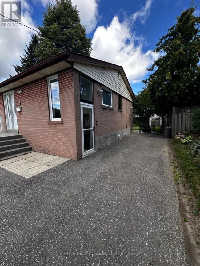 Building Photo - 927 Greenwood Crescent