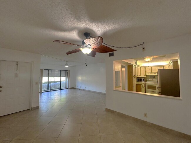 Foto del edificio - 723 Sunny Pine Way