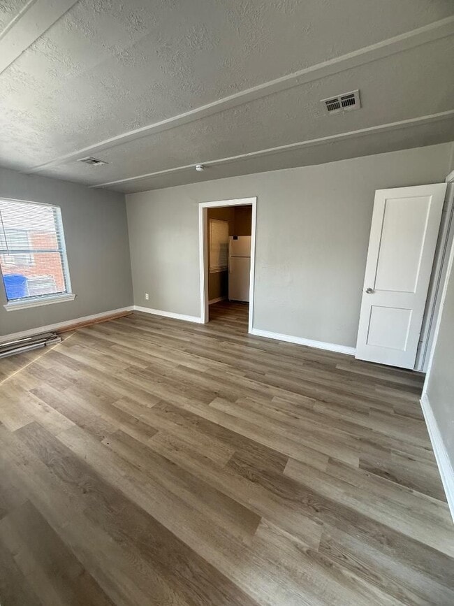 Foto del edificio - 1 Bed 1 Bath Duplex For Lease Now!