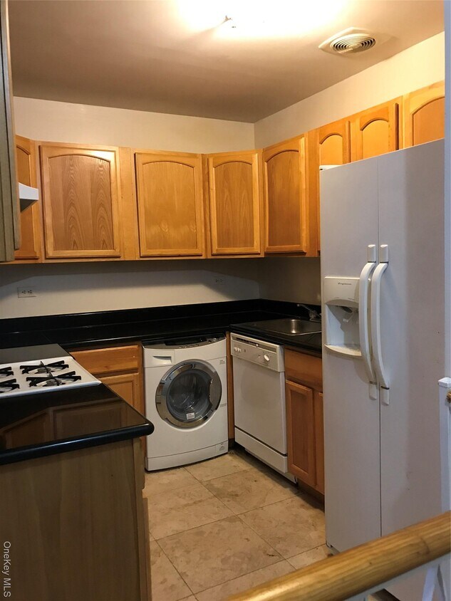 Building Photo - 141-44 84th Rd