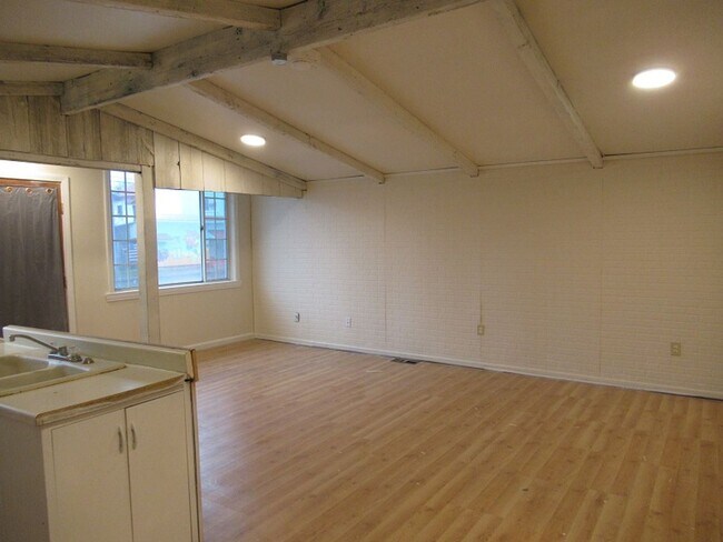 Building Photo - 3 br, 1 bath House - 549 East 12th