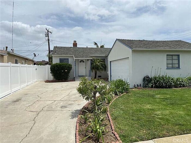 Foto del edificio - 17628 Kornblum Ave.