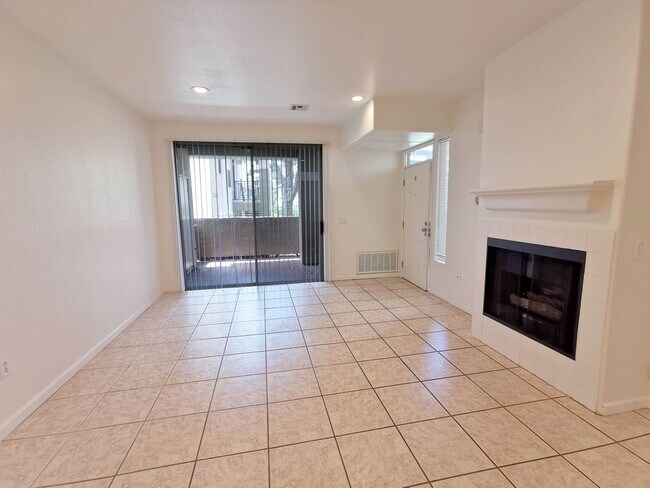 Foto del edificio - Open and bright 2 bedroom, 2 bath condo in Carmel Valley