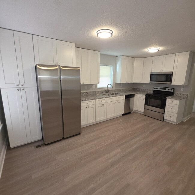 Building Photo - Beautiful 3 bedrooms and 2 full baths home located on Hedges Ave in Sugar Creek, MO