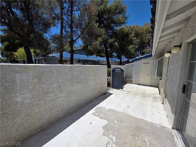 Building Photo - 2121 Chertsey Dr