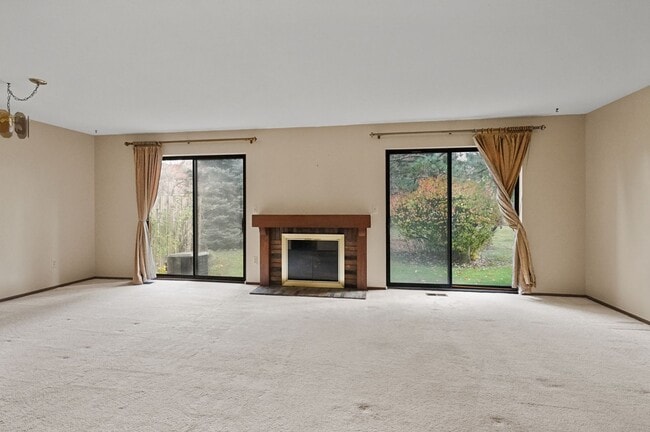 Building Photo - Available now 11/17/23 3 BED / 2.5 BATH CO...