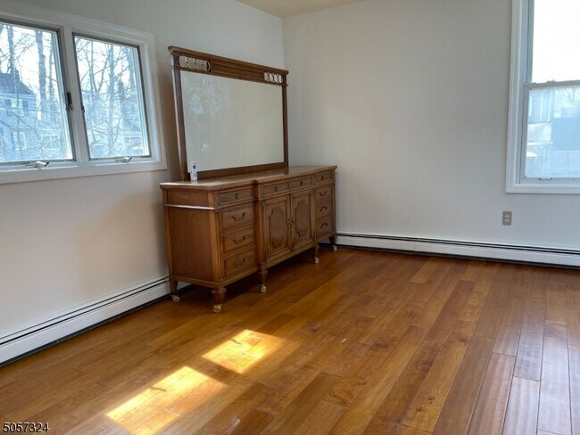 Foto del edificio - 37 Crest View Hill Rd