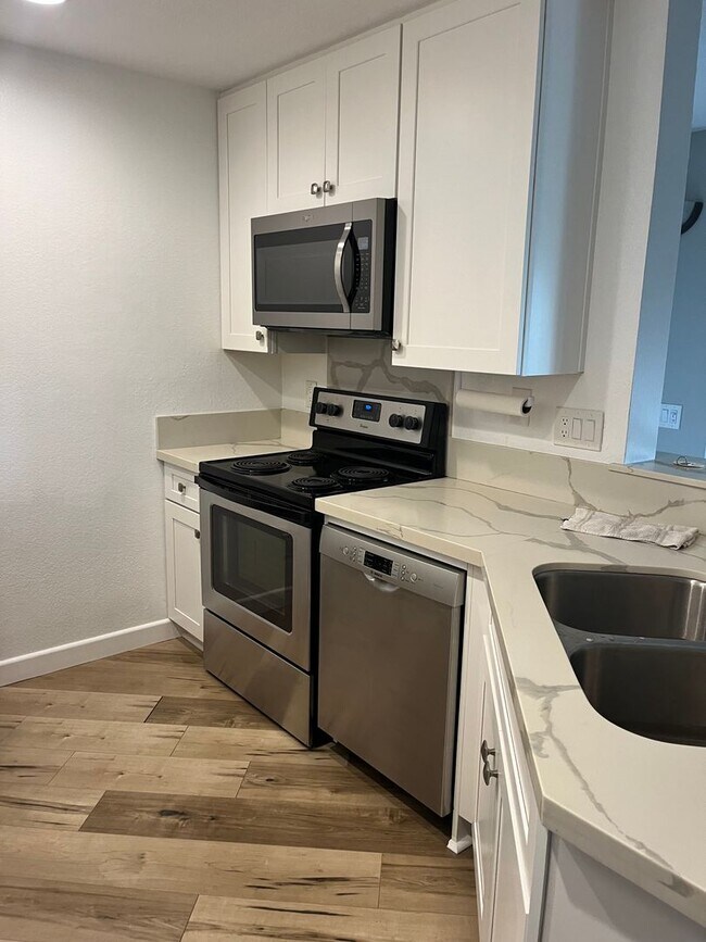 Building Photo - Updated 2 bedroom condo in Fashion Valley