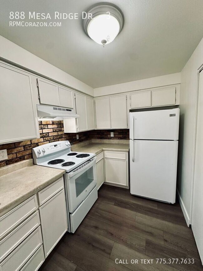 Foto del edificio - 888 Mesa Ridge Dr