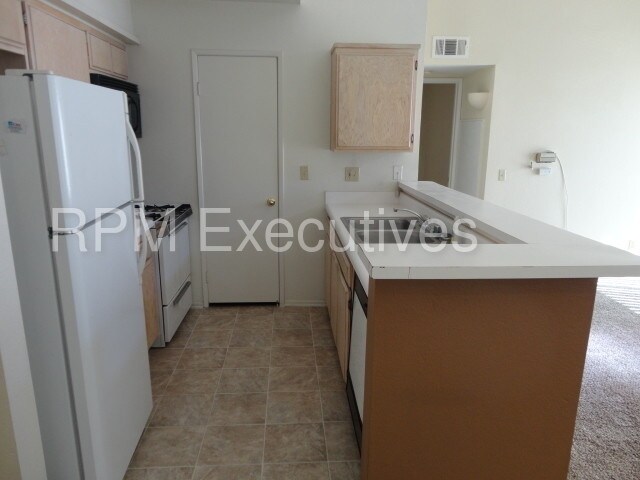 Building Photo - Nice 2 + 2 Dual Master Condo Newhall