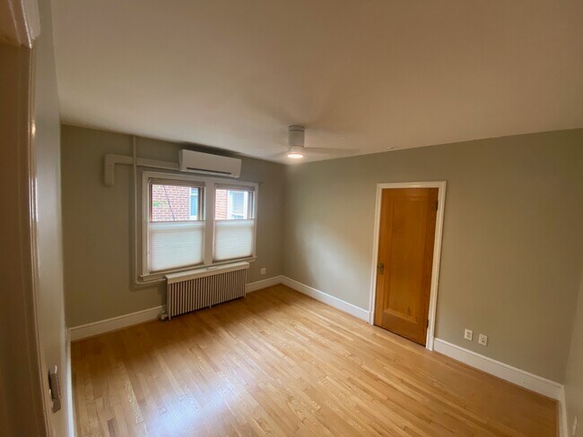 Foto del edificio - 909 E St SE