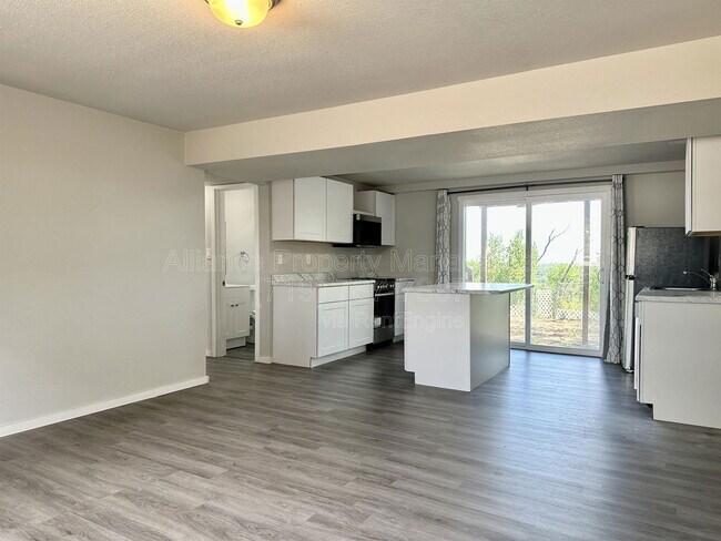 Building Photo - 907 W Madison St