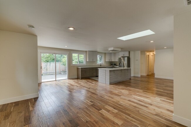 Photo - Amazing Updated Rambler in Kirkland with B... House