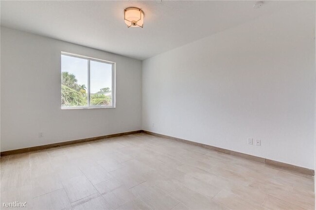 Building Photo - 2 br, 2 bath  - 1550 NE 34th Ct