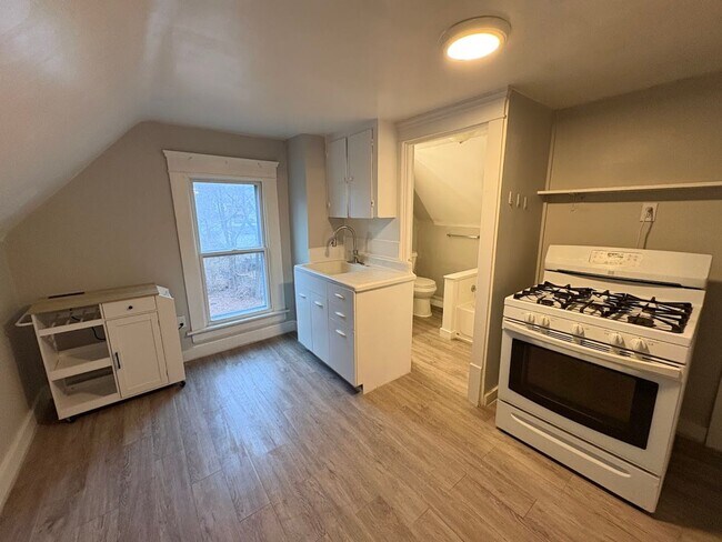 Building Photo - 96 Hall St