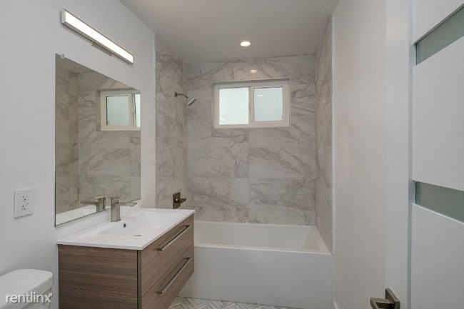 Building Photo - 702 S St Andrews Pl