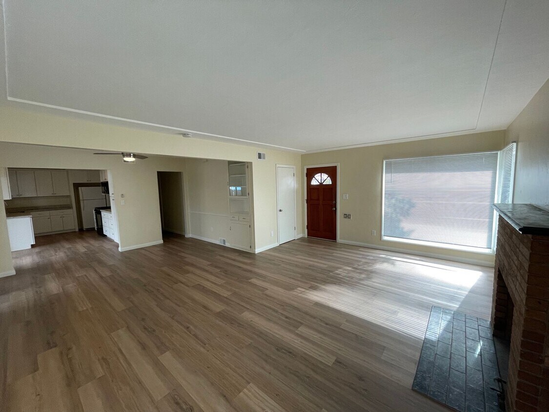 Primary Photo - Large 5 bed 2 bath house (Lease out, pendi...