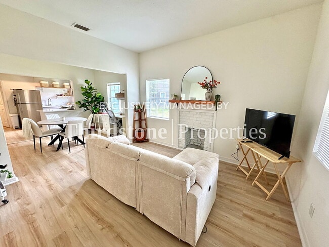 Building Photo - 672 Chestnut St