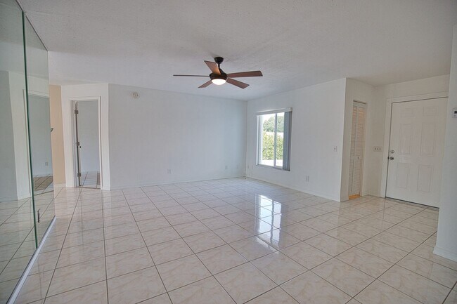 Foto del edificio - Annual Unfurnished 2 Bedrooms 2 Bathrooms Pool Home Located in South Venice!
