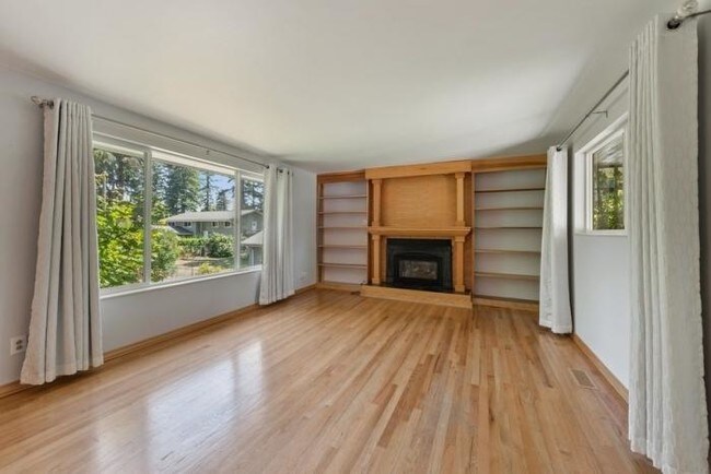 Building Photo - 4 bedroom in Seattle WA 98125