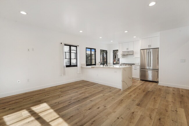 Building Photo - 1014 S Hayworth Ave