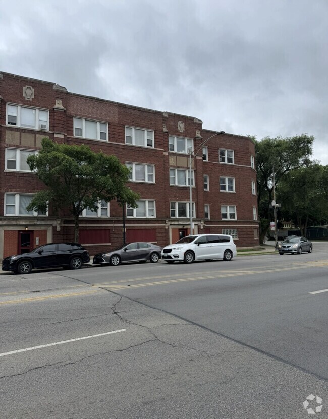 Building Photo - 7755 N Sheridan Rd